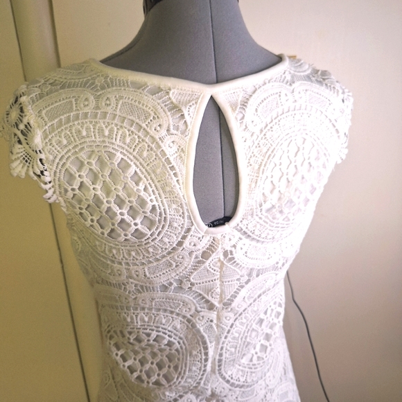 Sequin Heart White Lace W/ Cap Sleeves&Keyhole Back.     Size 5 - Picture 4 of 8
